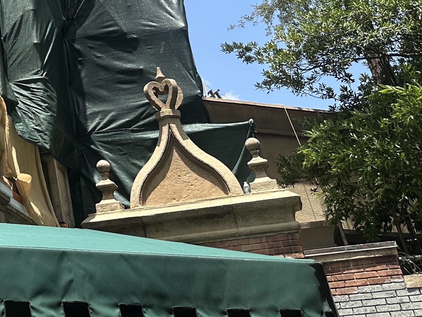 The stone elements around the building, like the banister and flower pot seen above, also appear to be lighter now. This also points to the color schemes the attraction had in its early years.