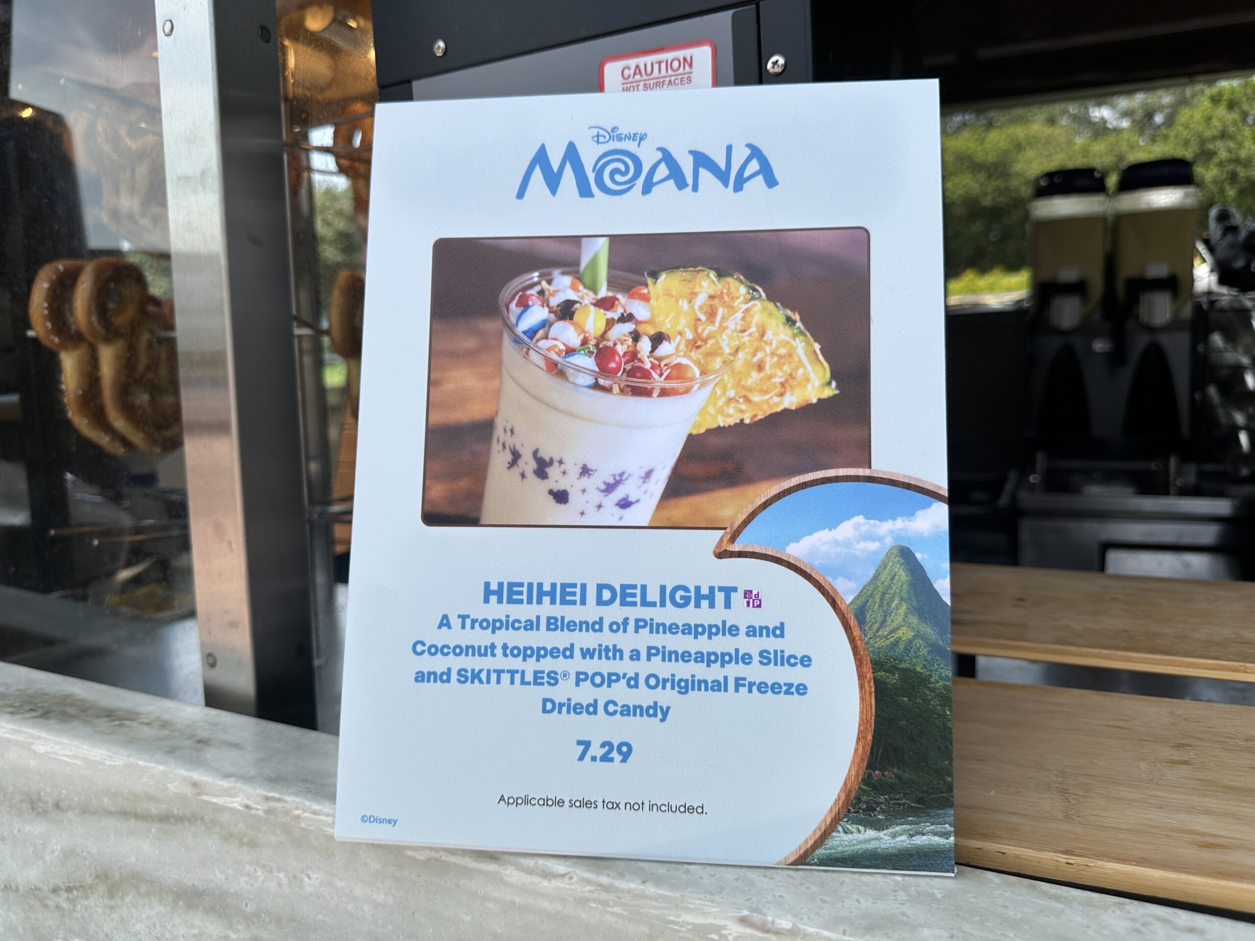 Heihei Delight - $7.29
A tropical blend of pineapple and coconut topped with a pineapple slice and SKITTLES POP’d Original Freeze Dried Candy