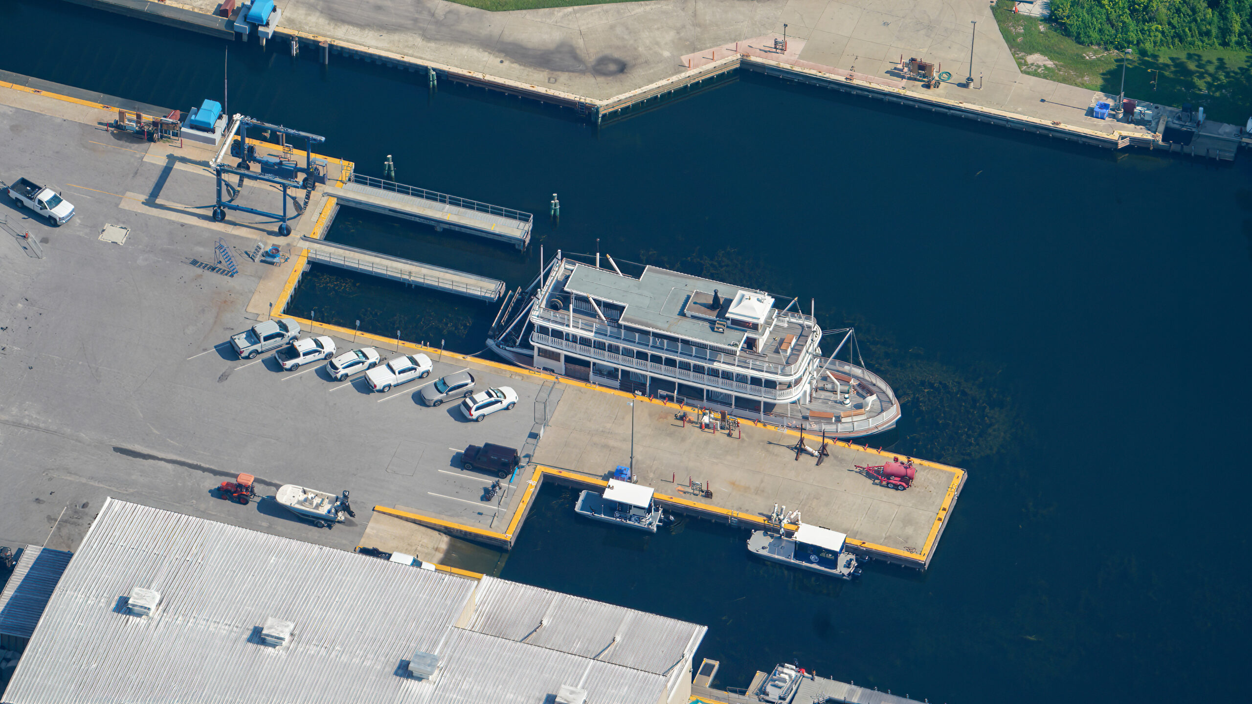 Nearby, the Liberty Belle still sits in the marina north of Contemporary resort. It used travel through Rivers of America in Magic Kingdom before Disney demolished the attraction to make way for Piston Peak National Park.