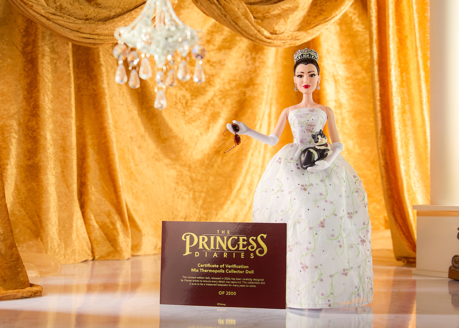The Mia Thermopolis Limited Edition Doll shows Mia ready to dress, dine, and dance like a princess – of course with her majestic kitty-in-waiting, Fat Louie.