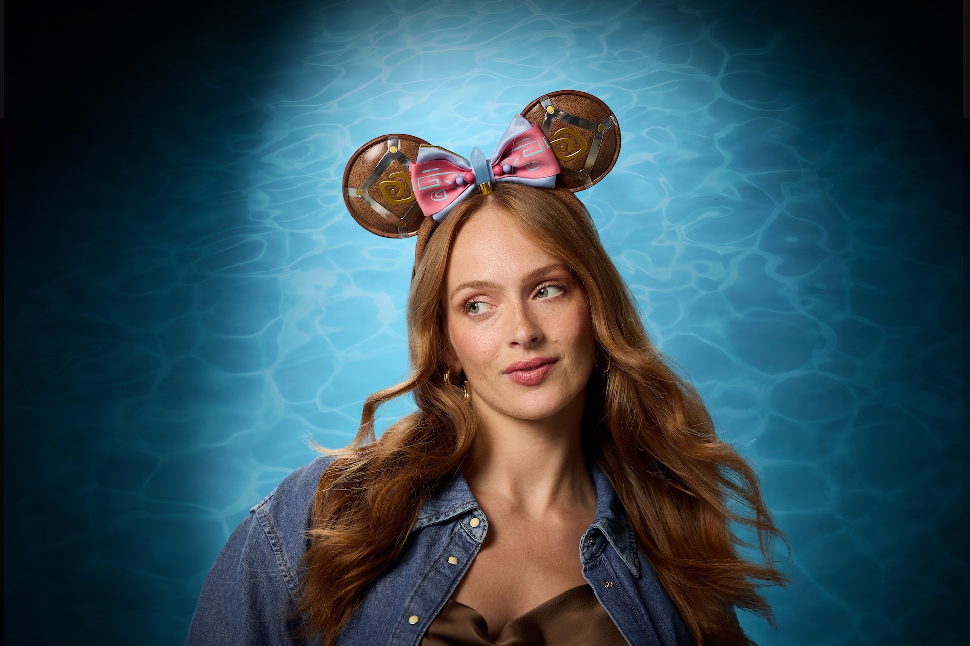 Gear up for your next epic expedition with the Atlantis: The Lost Empire 25th Anniversary Ear Headband, adorned with Princess Kida’s signature crystal and Atlantean text.