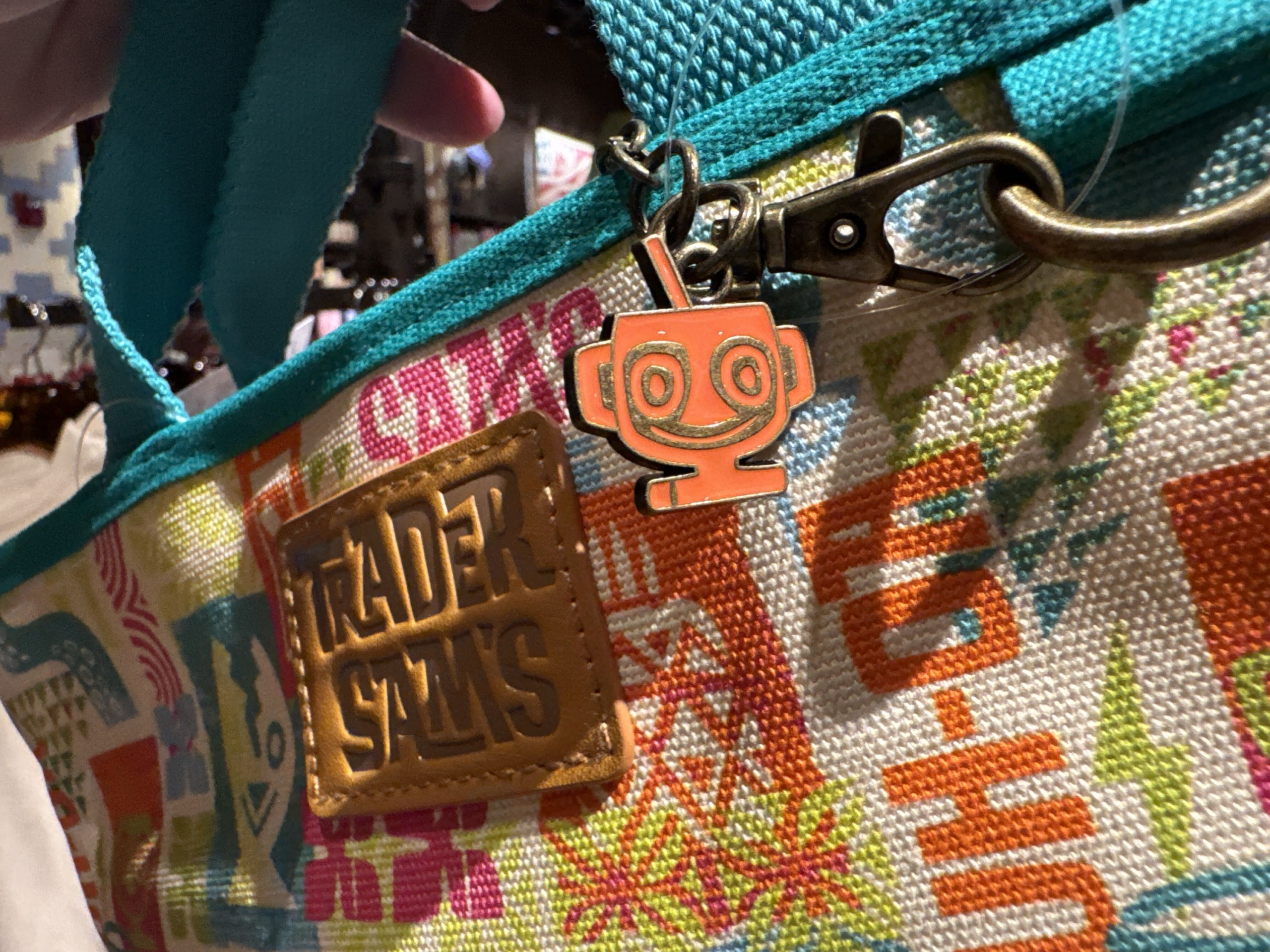 A new Trader Sam’s tote bag is now available at Disney’s Polynesian Village Resort.