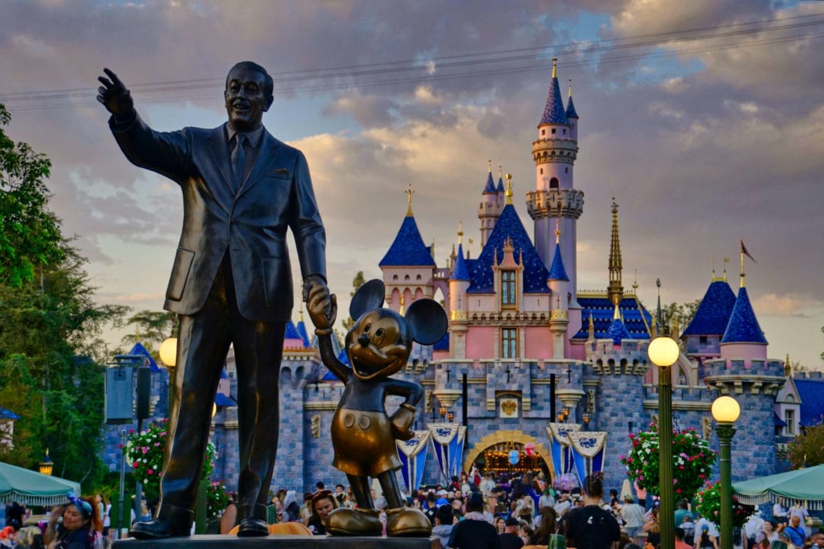 Booking Date Revealed for 2027 Disneyland Resort Vacations