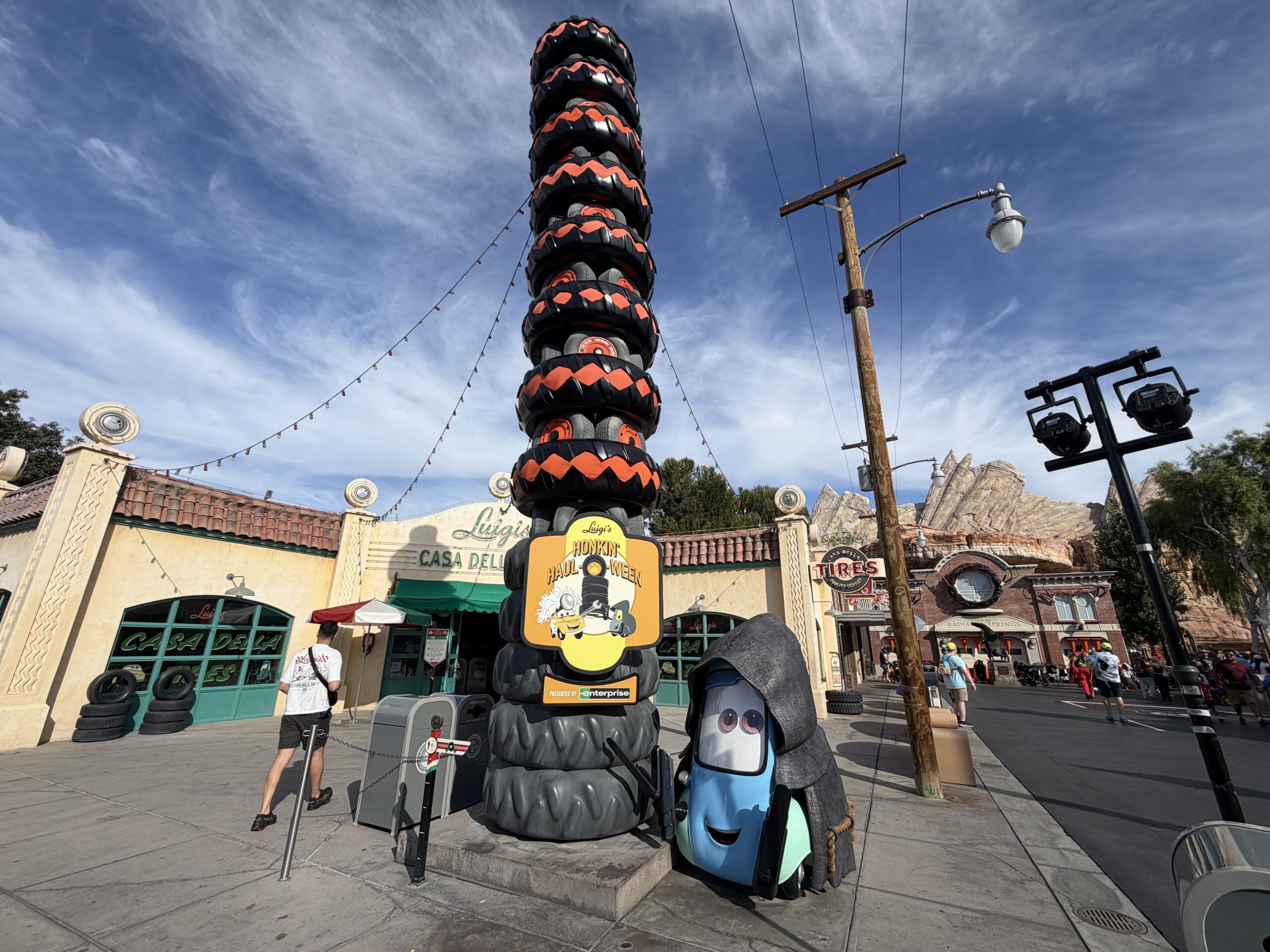 Luigi is ready to spook you, hiding beneath a black tarp at the entrance of his haunting seasonal attraction, Luigi's Honkin' Haul-O-Ween, which plays spooky versions of songs and stories from its traditional playlist. The overlay will run from August 21 - October 31.