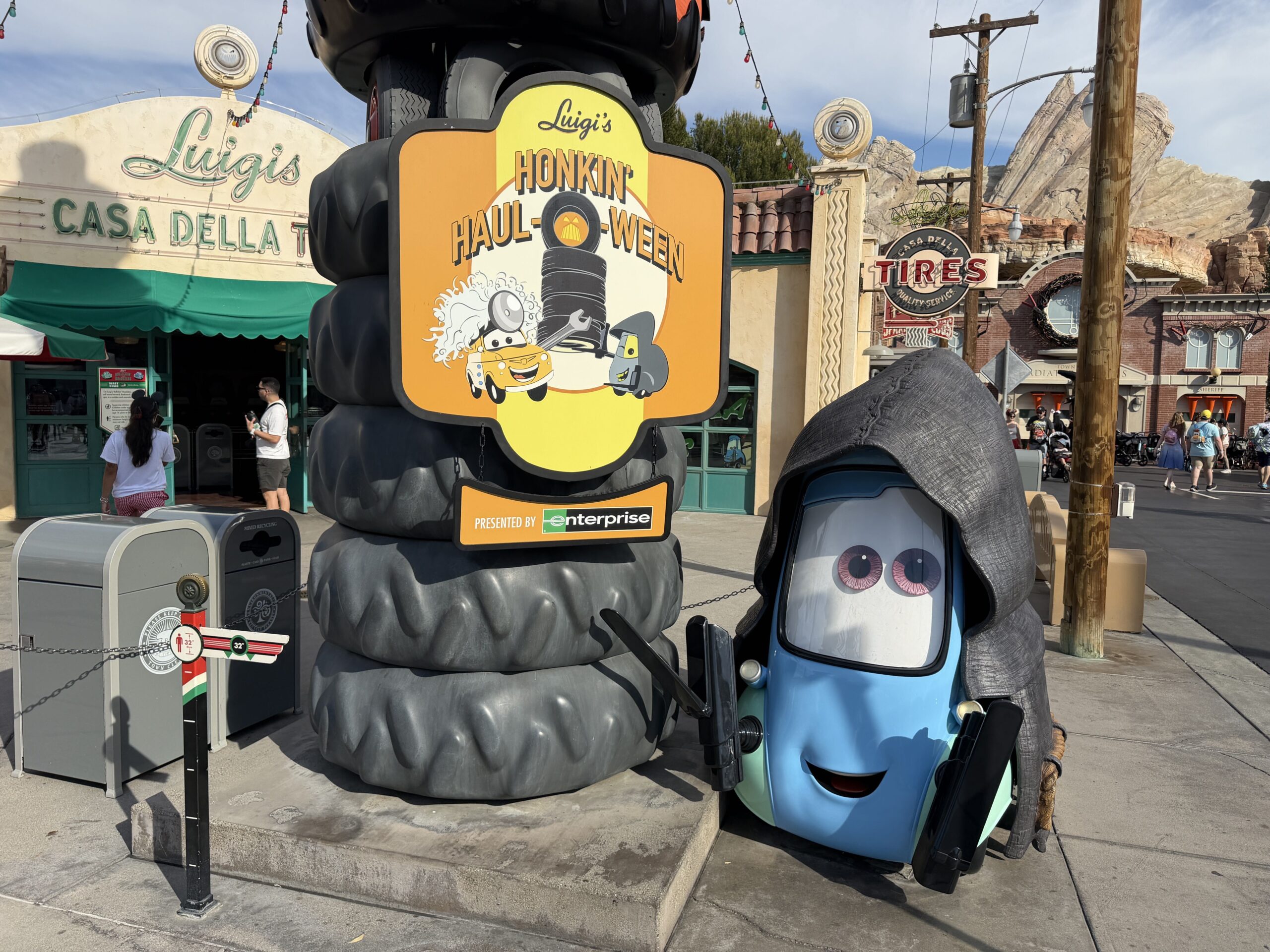 Luigi is ready to spook you, hiding beneath a black tarp at the entrance of his haunting seasonal attraction, Luigi's Honkin' Haul-O-Ween, which plays spooky versions of songs and stories from its traditional playlist. The overlay will run from August 21 - October 31.