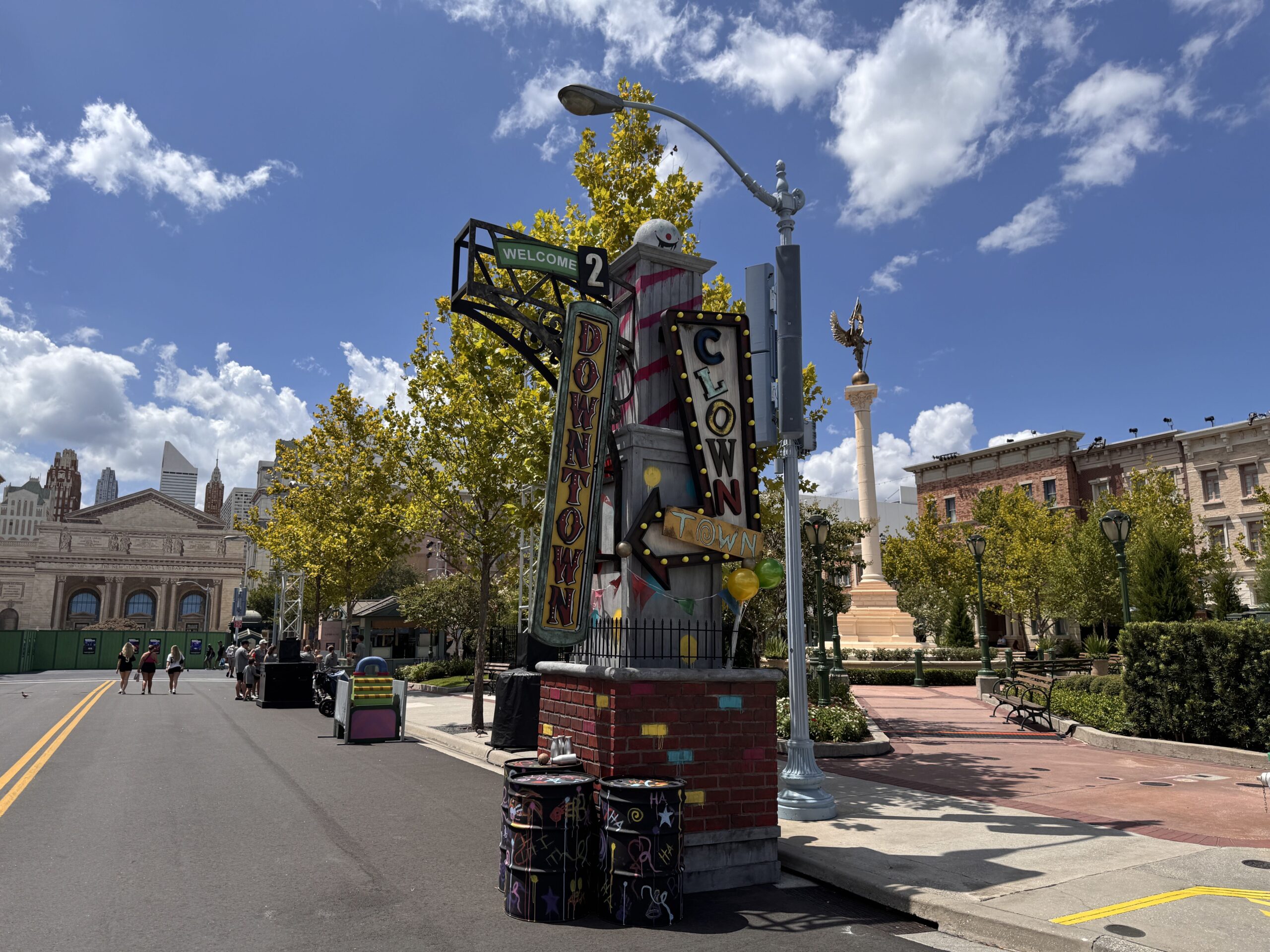 In the New York section of the park is the Downtown Clowntown scare zone featuring Killer Klowns From Outer Space and Art the Clown. A colorful prop is behind barriers no far from one of the Downtown Clowntown signs.