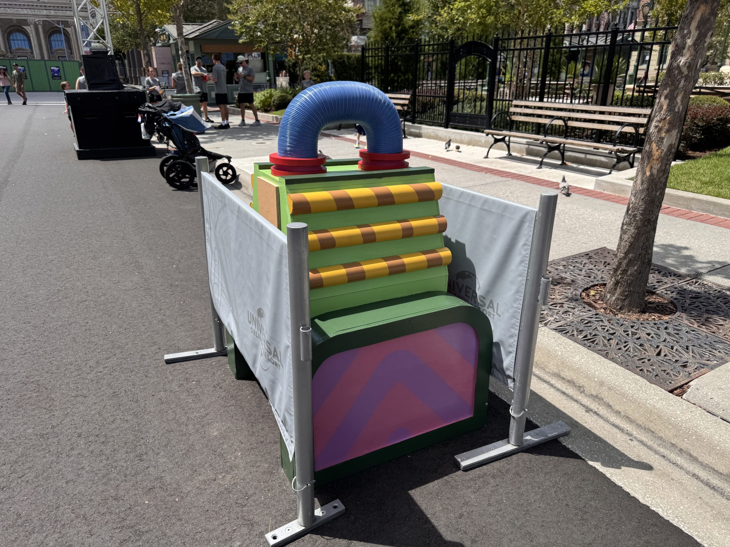 In the New York section of the park is the Downtown Clowntown scare zone featuring Killer Klowns From Outer Space and Art the Clown. A colorful prop is behind barriers no far from one of the Downtown Clowntown signs.