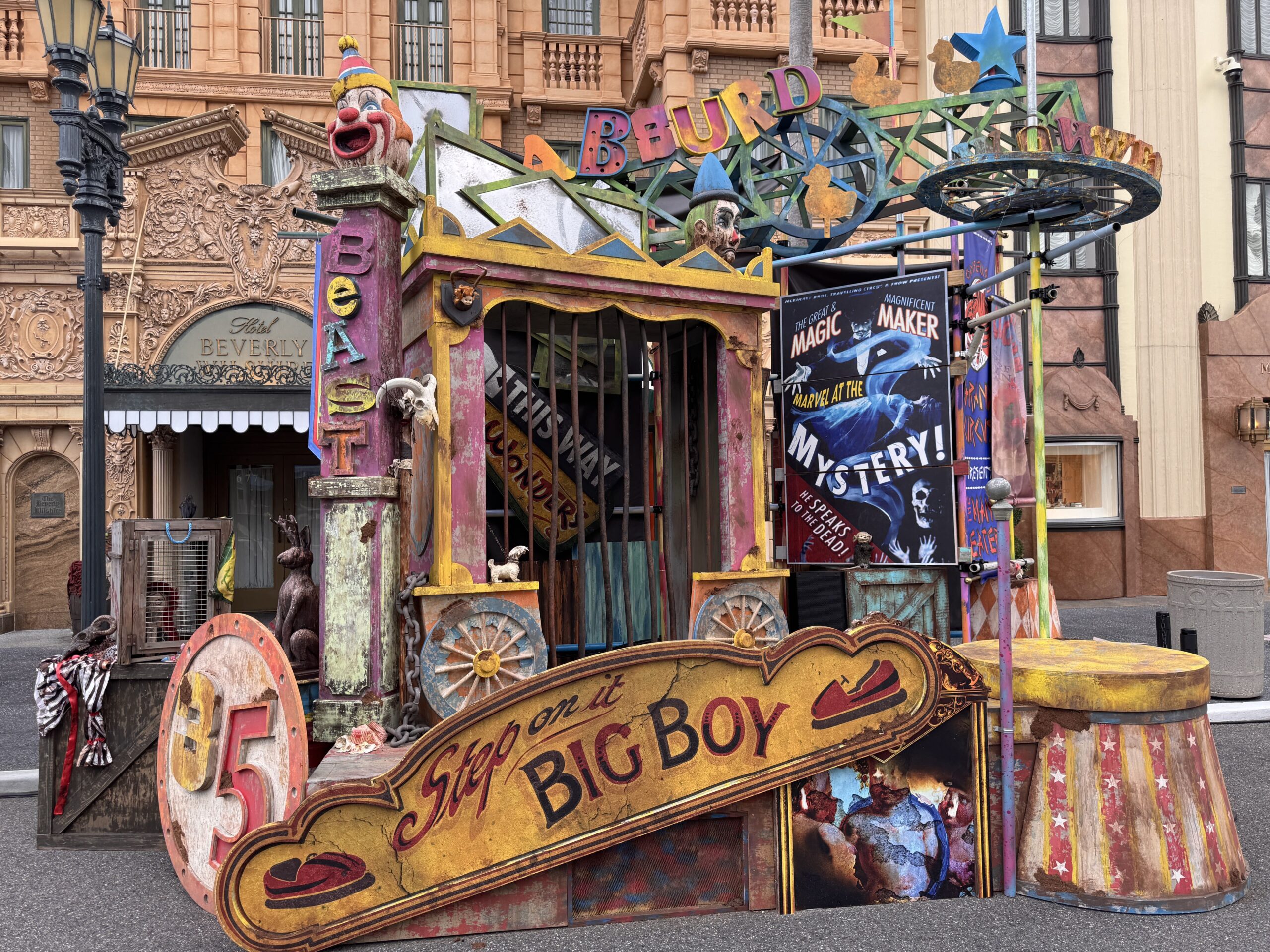 This stage has a new "Step on it big boy" sign featuring bumper cars.There's a cage in the back where a Scareactor will presumably appear.