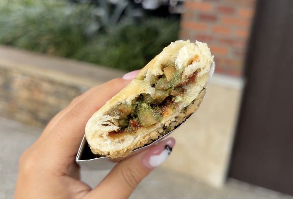 House Basil Pesto Chicken, Balsamic Tomatoes, and all the Kingdom’s Garlic, trapped in a Herb Panko splashed Coffyn. Pairing: Bruno’s Garlic Knot Juice