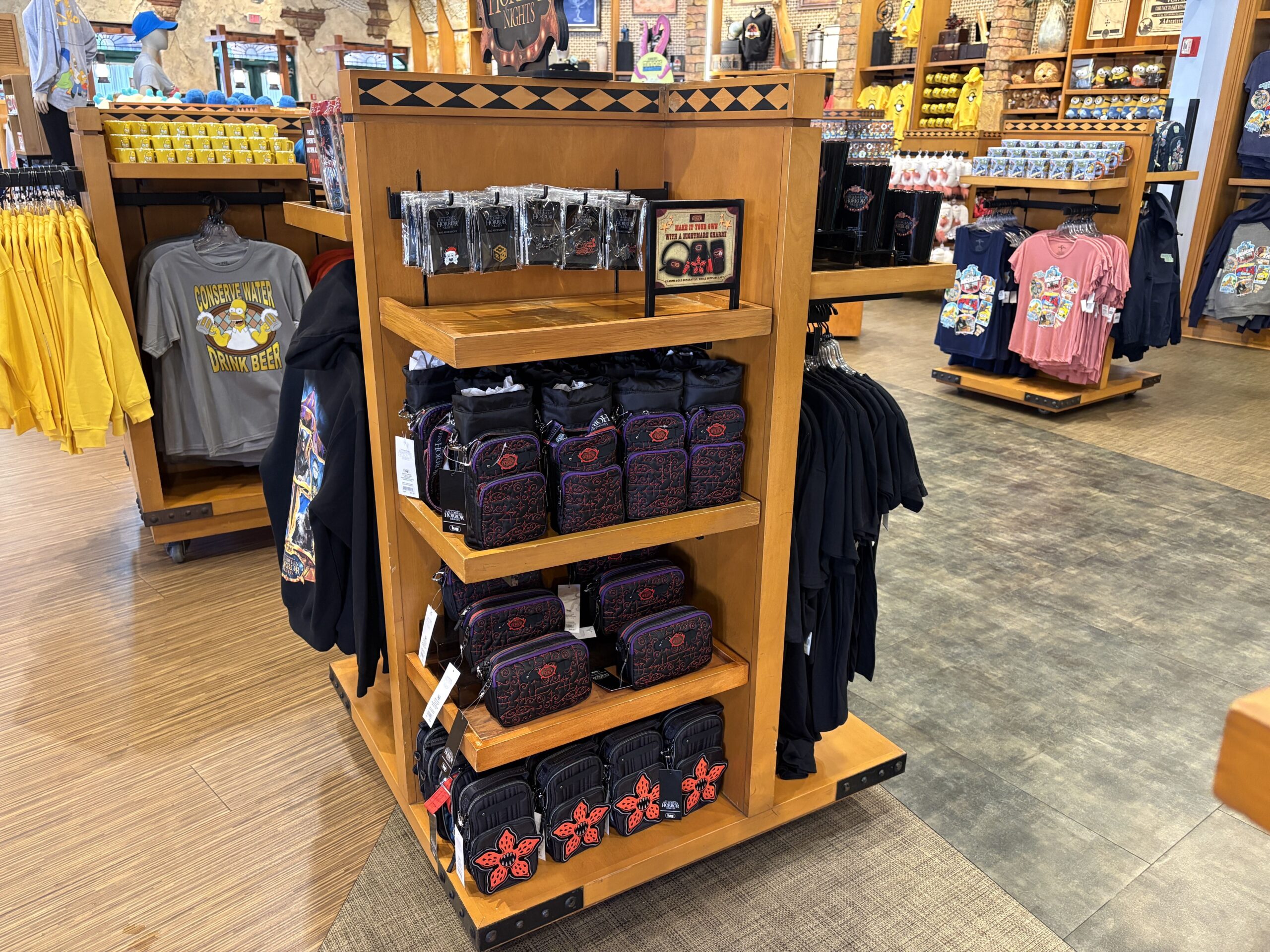 Halloween-Horror-Nights-Lug-Bags mit anpassbaren Charms bei Universal Orlando erhältlich