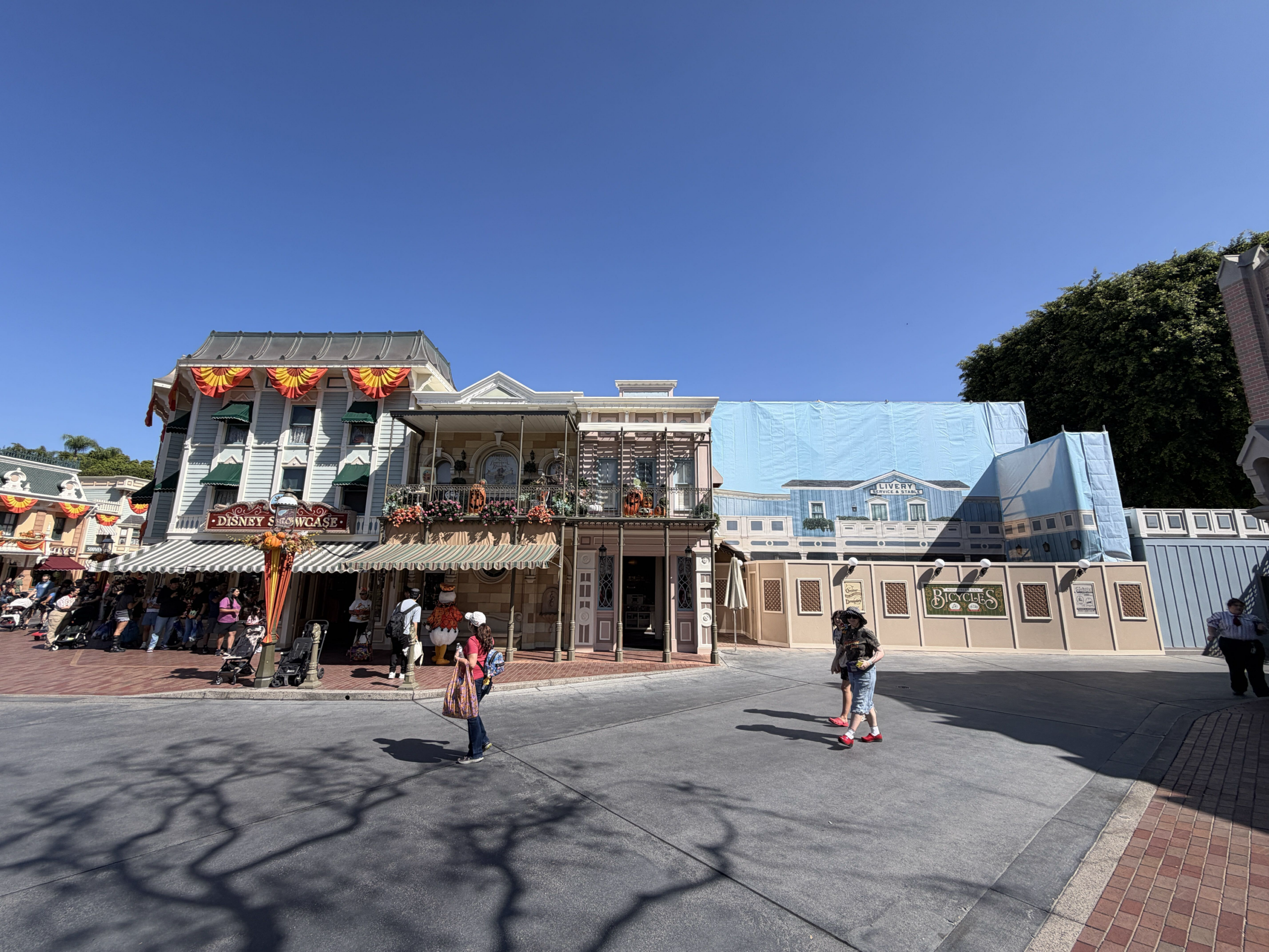 Themed Scrim and Walls Go Up Around Character Meet & Greet Area on Main Street, U.S.A. in Disneyland