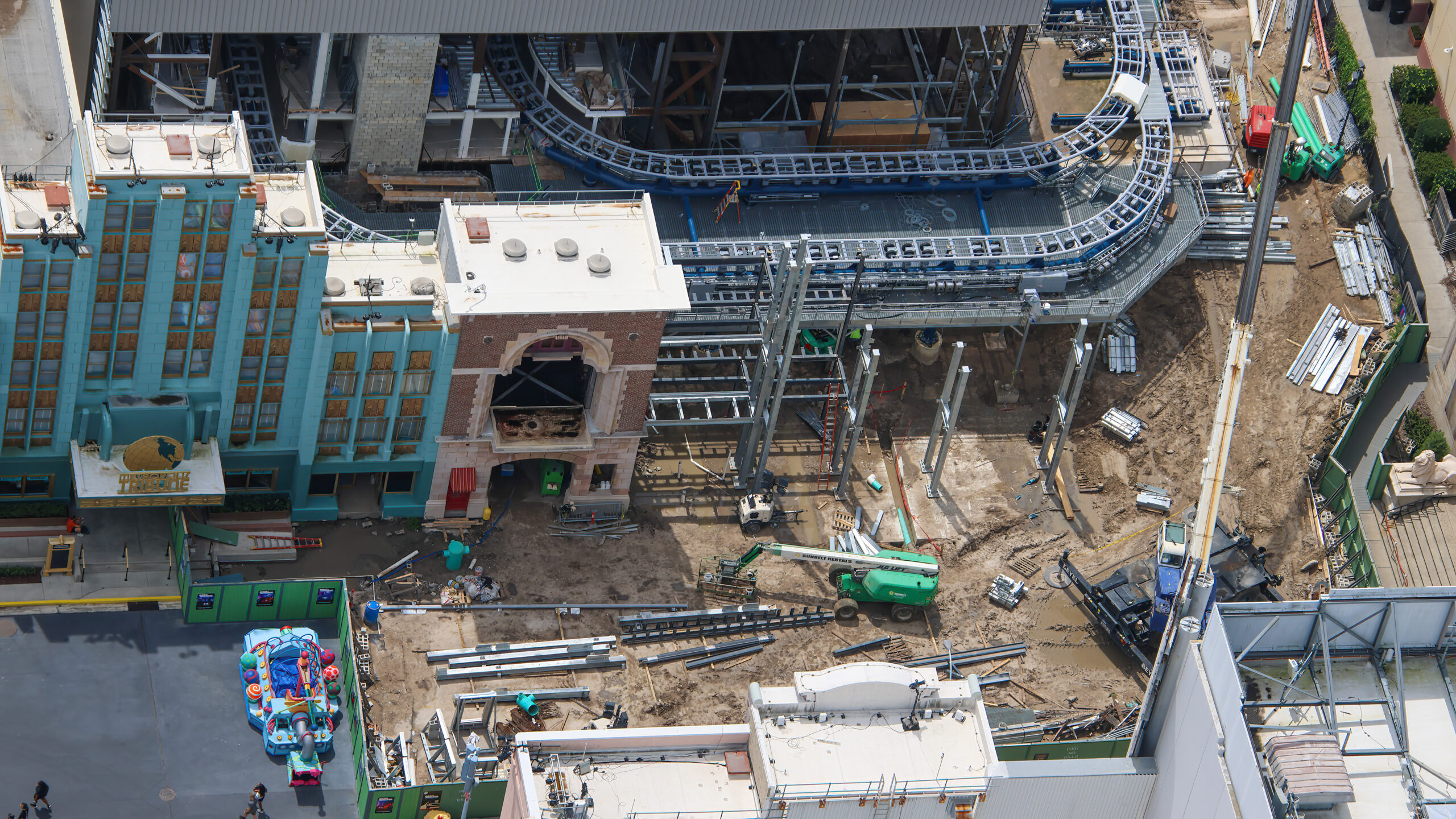 Fast & Furious: Hollywood Drift – Theming und Eingangsfassade im Bau bei Universal Studios Florida